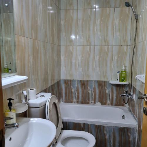 Vannituba majutusasutuses Cozy Private Rooms in Central Shabia 12, Free Wi-Fi & Kitchen Access