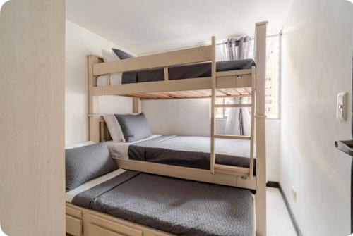 ベヨにあるLuxurious Stayの二段ベッドが2つある小さな部屋