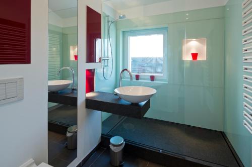 a bathroom with two sinks and a window at Ferienwohnung im Stadtzentrum in Münster