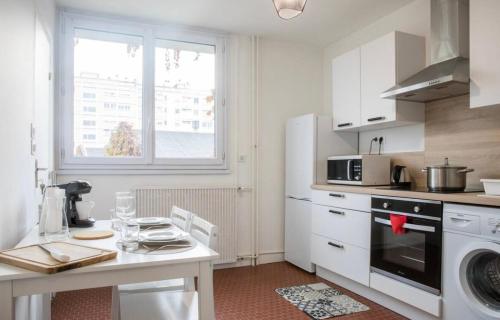 Η κουζίνα ή μικρή κουζίνα στο Charmant appartement T1 Mâcon