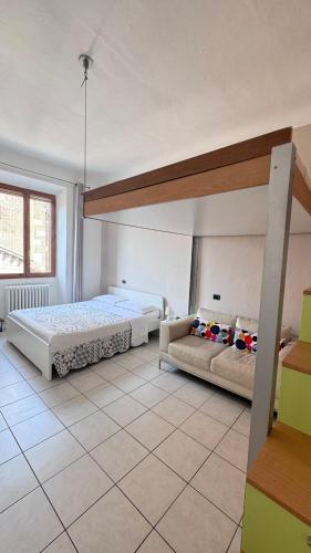 a bedroom with two beds and a couch at Sawasdee 37 in Monza