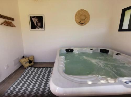d'un coin avec baignoire. dans l'établissement Gîte Histoire de Miel, à Verzeille