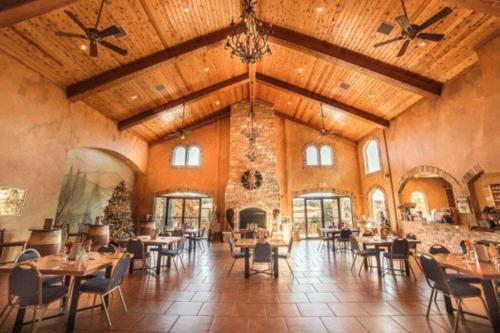 Restaurace v ubytování HILL COUNTRY HOME 15 ACRES,BILLIARD,FIREPIT,POOL,WINERY, Next to Flat Creek Winery