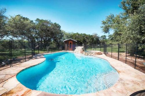 Bazén v ubytování HILL COUNTRY HOME 15 ACRES,BILLIARD,FIREPIT,POOL,WINERY, Next to Flat Creek Winery nebo v jeho okolí