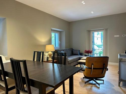 a dining room and living room with a table and chairs at La Casita de Chloe in Escorial