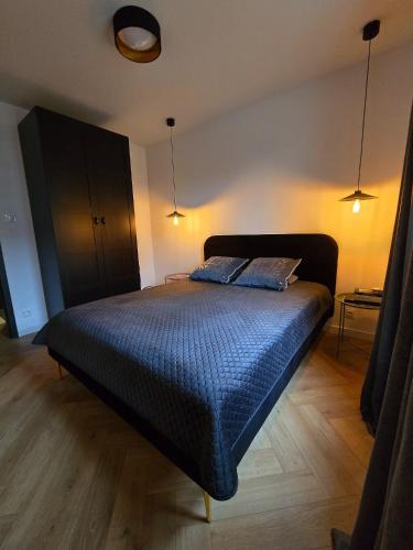 Ένα ή περισσότερα κρεβάτια σε δωμάτιο στο TOTie Apartament Przedmieście