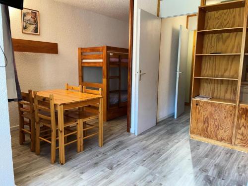 une salle à manger avec une table, des chaises et un placard dans l'établissement Résidence Soldanelles Villages - Studio divisible 4 personnes - Plagne Village MAE-4834, à La Plagne Tarentaise
