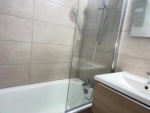 une salle de bain avec une douche, une baignoire et un lavabo dans l'établissement Résidence Soldanelles Villages - Studio divisible 4 personnes - Plagne Village MAE-4834, à La Plagne Tarentaise