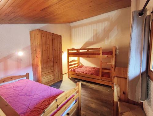 une chambre avec deux lits superposés dans une pièce dans l'établissement Résidence Hameaux I - Studio mezzanine 4 personnes - Plagne Village MAE-4704, à La Plagne Tarentaise