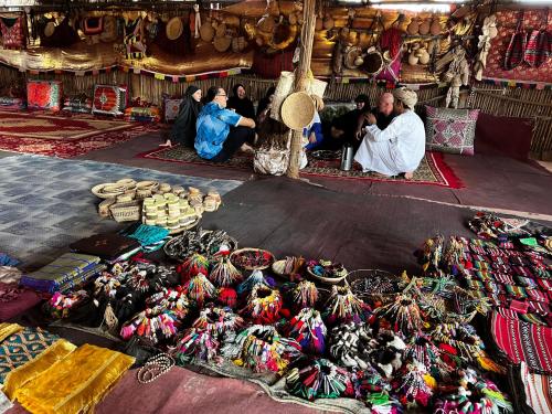 a group of people sitting on the floor in a store with jewelry at R61 Sunset Chalet in Muntarib