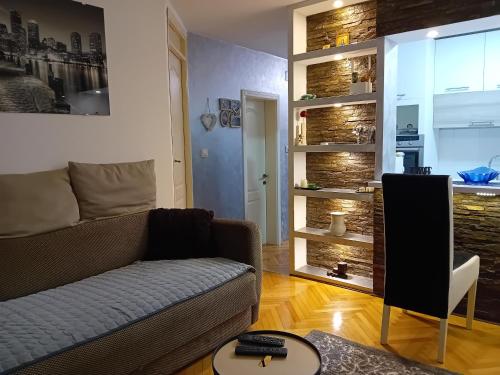 Una sala de estar con un sofá y un televisor. en Dimitra Stan na dan, en Šabac