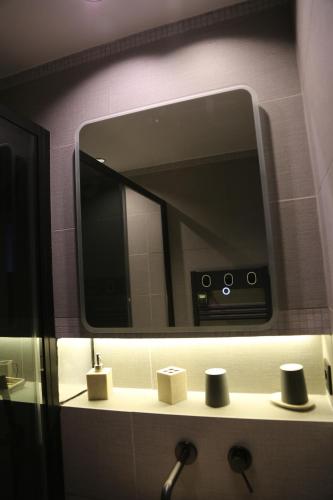 - un miroir au-dessus d'un lavabo dans la salle de bains dans l'établissement Val Tho - New - Ski in - Near slalom, à Val Thorens