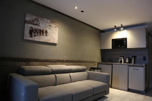 un salon avec un canapé et une cuisine dans l'établissement Val Tho - New - Ski in - Near slalom, à Val Thorens