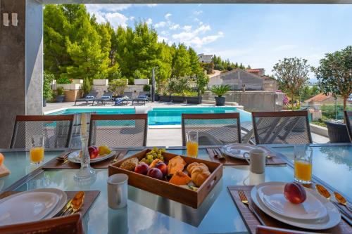 Luxury Villa POCRNJA -heated pool, sauna, jacuzzi, pool table