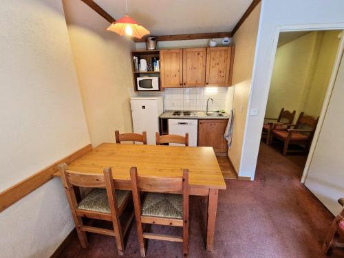 - une cuisine avec une table et des chaises en bois dans la chambre dans l'établissement Chalets Du Thabor - 3 pièces 6 personnes dans résidence bien situé MAE-9471, à Modane
