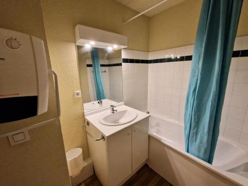 La petite salle de bains est pourvue d'un lavabo et d'une baignoire. dans l'établissement Chalets Du Thabor - 3 pièces 6 personnes dans résidence bien situé MAE-9471, à Modane