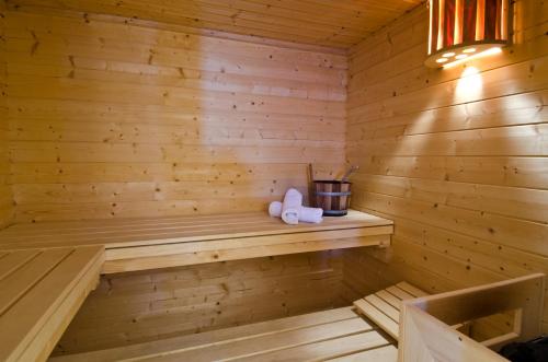 eine Holzsauna mit zwei Handtüchern auf einem Regal in der Unterkunft Sonnwendhof in Ischgl