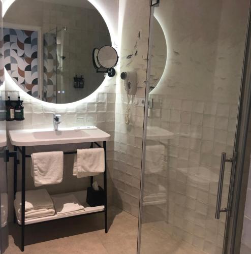 a bathroom with a sink and a shower at Nuria in Tarragona