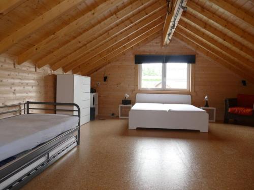 Habitación grande con cama y ventana en Holiday home family Junk, en Waldorf