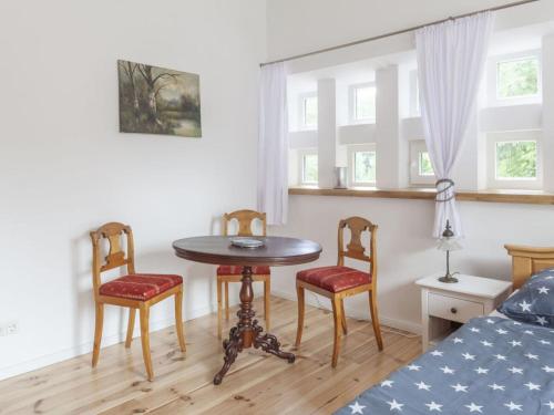 a bedroom with a table and two chairs and a bed at Holiday apartment Schlanze 5 in Waddeweitz