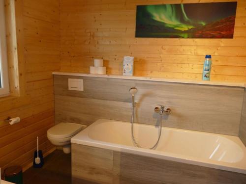 Un baño con bañera y WC. en Holiday home family Junk, en Waldorf