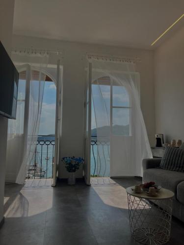 a living room with a view of the ocean at Le Finestre Veneris in Portovenere