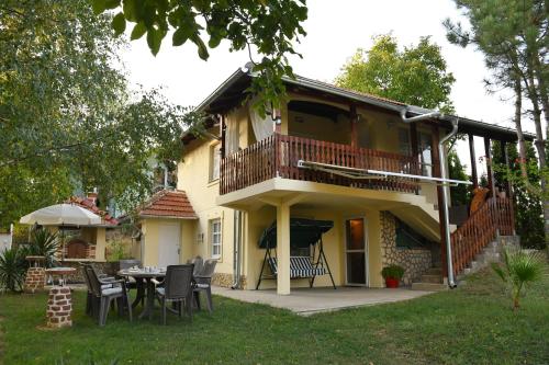 a house with a balcony and a table and chairs at Dunavska Priča in Negotin