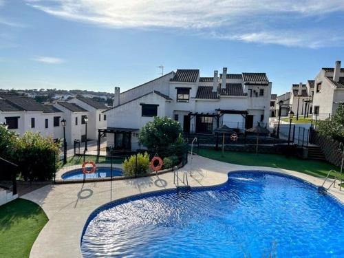ein großes Schwimmbad vor einem Haus in der Unterkunft Casa Rural Sierra Norte 68 in El Ronquillo