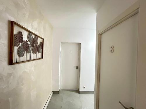 a hallway with a picture on the wall and a door at Rooms Getafe in Getafe