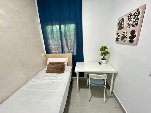 a small room with a bed and a table at Rooms Getafe in Getafe
