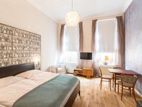 1 dormitorio con 1 cama, mesa y sillas en Designappartement Vienna Paintings, en Viena