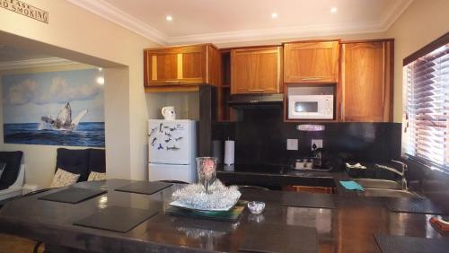 Una cocina o zona de cocina en White Shark Guest House