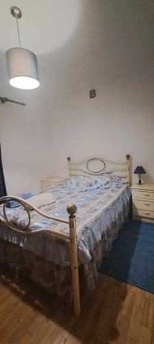 a bedroom with a bed with a blue comforter at Casa VazPeralta in Castanheira de Pêra