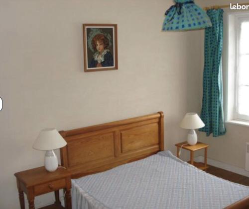 une chambre avec un lit et deux lampes et une fenêtre dans l'établissement Maison Vierville, à Vierville-sur-Mer