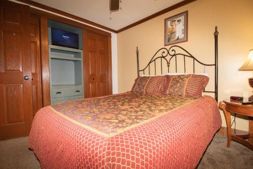 Postel nebo postele na pokoji v ubytování ML217 Whimsical Retreat Close to Village & Lifts EZ Parking