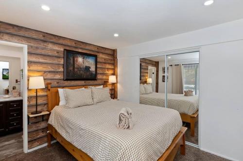 Ένα ή περισσότερα κρεβάτια σε δωμάτιο στο Charming Condo W I Hot Tub & Pet Friendly