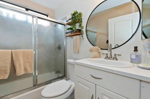 Ένα μπάνιο στο Charming Condo W I Hot Tub & Pet Friendly