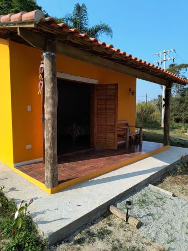 una casa con un ampio ponte di fronte ad essa di Chalés Jatobá ad Areias