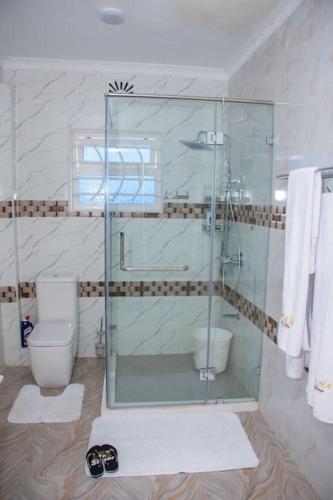 Ένα μπάνιο στο ORANA Luxury Palace
