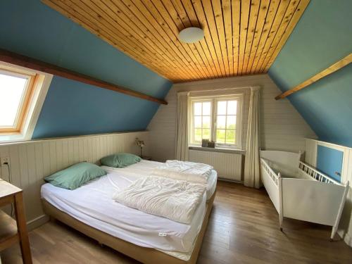 HippolytushoefにあるComfortable Coastal Getawayの青い天井の大きなベッドのある寝室