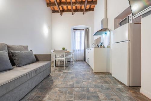 a living room with a couch and a kitchen at OLD TOWN EXPERIENCE CENTRAL Apartment in Tarragona
