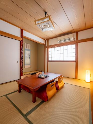 a room with a table in the middle of a room at 中崎町駅 天神橋筋商店街 最大15人4ベットルーム 日本橋 梅田など人気エリア観光に便利 in Osaka