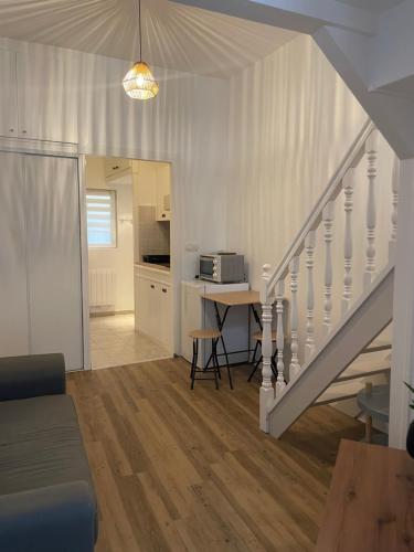 un salon avec un escalier et une cuisine dans l'établissement cosy one1h20 de Paris, à Joigny