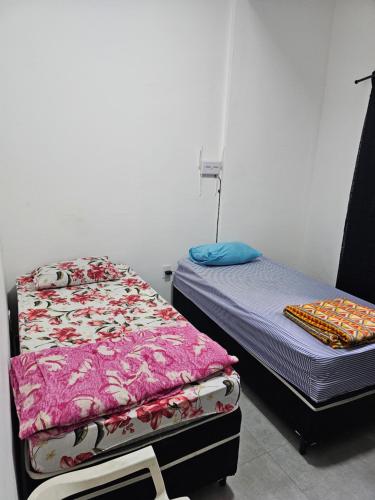 Ένα ή περισσότερα κρεβάτια σε δωμάτιο στο Apartamento 01 Aparecida do Norte centro