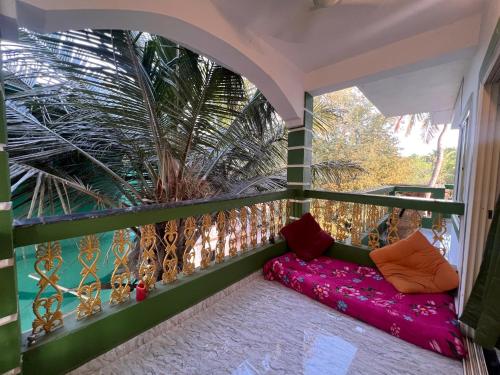 Balkoni atau teres di Beach River House Mandrem