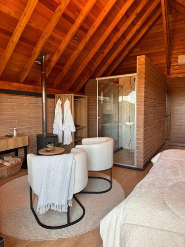 a bedroom with a bed and a bath room at Salto Cabanas Village in São Francisco de Paula