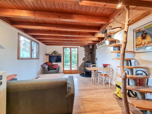 - un salon et une salle à manger avec un escalier en colimaçon dans une petite maison dans l'établissement Y'Hôtes Chalet Le colombier Fillinges, à Fillinges