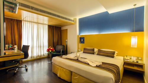 Kama o mga kama sa kuwarto sa Ramee Guestline Hotel Dadar