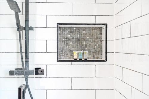 Ένα μπάνιο στο MODERN DUPLEX APARTMENT LOCATED NEAR CITY CENTRE with FREE PARKING, WI FI & NETFLIX BY AI ESTATE GROUP