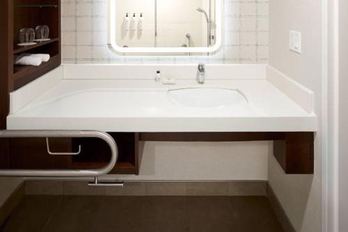 Un baño de Delta Hotels by Marriott Fredericton
